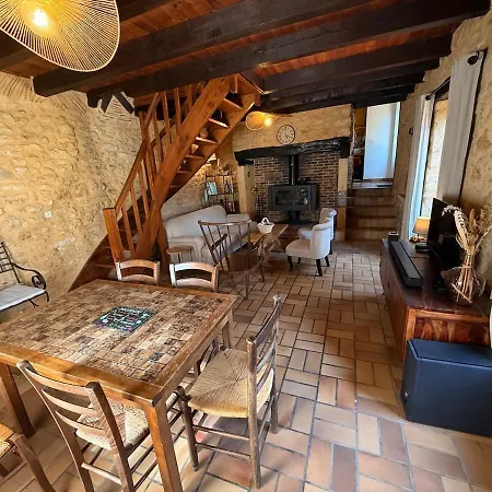 Casa de Férias Domaine De Charme Avec 2 Et Piscine Couverte La Chapelle-Aubareil